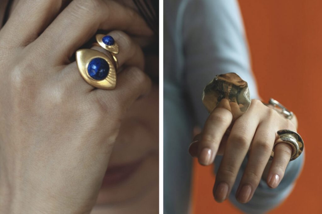 8uede(スエード)のゴールドリングを着用した手元のアップ写真