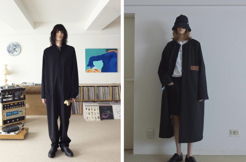 「SUNSEAのブラックコーデを着用した2名のモデルによるルック写真。ロングコートやオールインワンを使用したミニマルで柔らかなスタイリング。