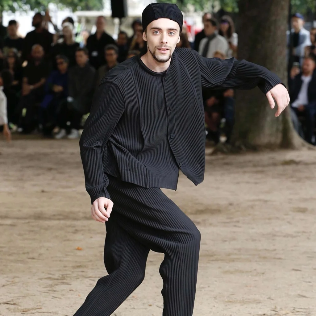 ISSEY MIYAKE ブルゾン ブラック M 2 プリーツ オシャレ ISSEY MIYAKE（ブルゾン）のフリマアイテム一覧